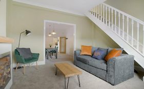 Lovely 2-Bedroom Home In Langley Park, Sleeps 4